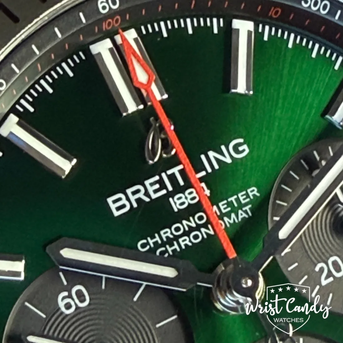 Breitling Chronomat B01 42 green dial — detail